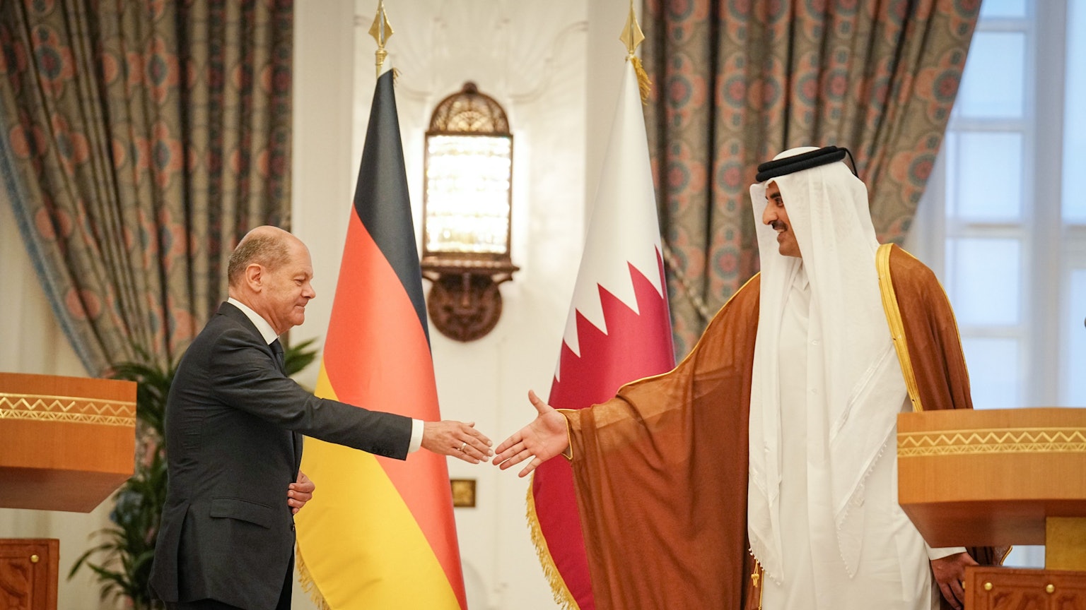 Bundeskanzler Olaf Scholz (l, SPD) und der Emir von Katar, Tamim bin Hamad Al Thani, reichen sich nach ihrem Gespräch und dem Pressestatement die Hände