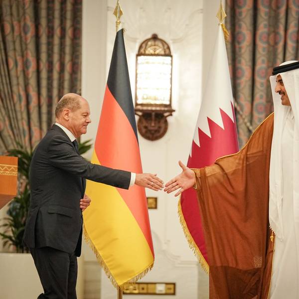 Bundeskanzler Olaf Scholz (l, SPD) und der Emir von Katar, Tamim bin Hamad Al Thani, reichen sich nach ihrem Gespräch und dem Pressestatement die Hände