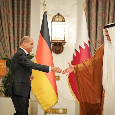 Bundeskanzler Olaf Scholz (l, SPD) und der Emir von Katar, Tamim bin Hamad Al Thani, reichen sich nach ihrem Gespräch und dem Pressestatement die Hände