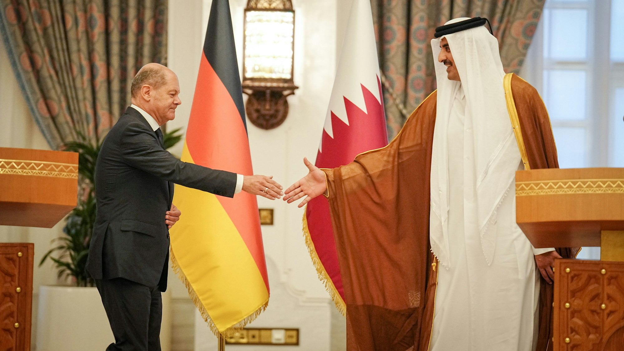 Bundeskanzler Olaf Scholz (l, SPD) und der Emir von Katar, Tamim bin Hamad Al Thani, reichen sich nach einem Gespräch im September 2022 die Hände. Am Donnerstag wird Al Thani in Berlin zu Gast sein. Katar wird die Unterstützung der Hamas vorgeworfen.