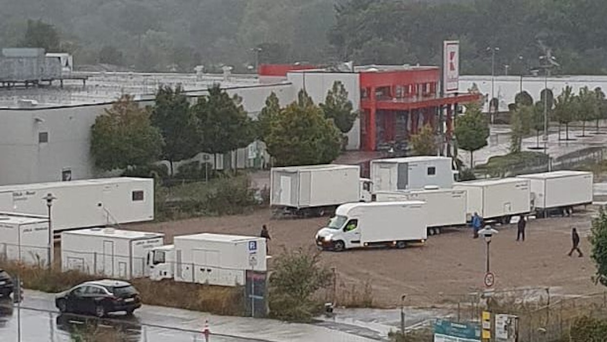 Zwischen Kaufland, Lidl und Aldi liegt das Röther-Grundstück brach. Nur für einige Tage stellte eine Filmcrew an der Raiffeisenstraße ihre Fahrzeuge ab.