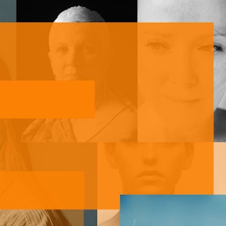 Das Bild zeigt eine Montage aus dem Logo zum „Orange Day“, dem Internationalen Tag gegen Gewalt an Frauen. Im Hintergrund sind diverse Frauenporträts zu sehen.
