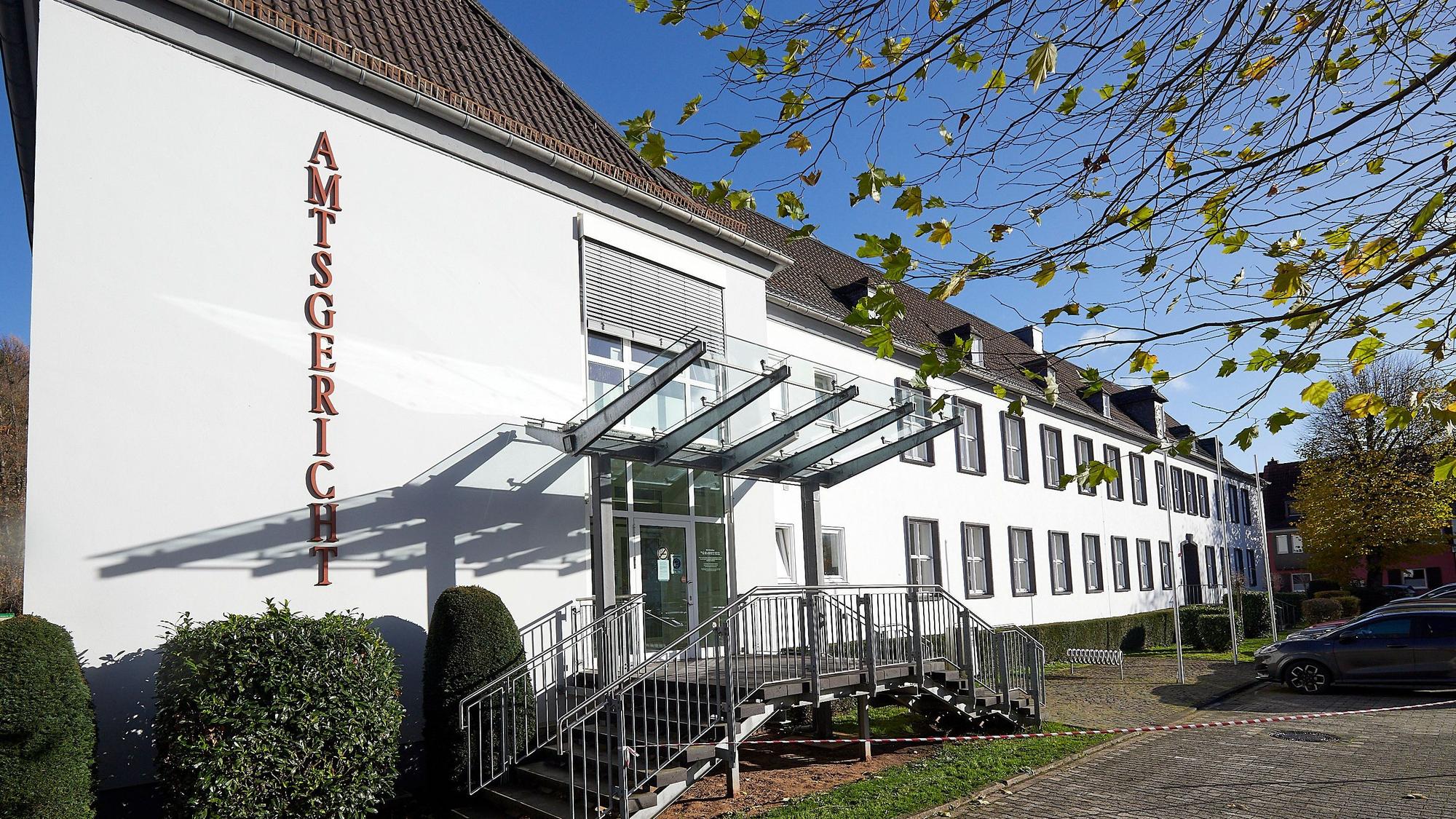 Das Foto zeigt eine Außenansicht des Amtsgerichts in Gemünd im Herbst.