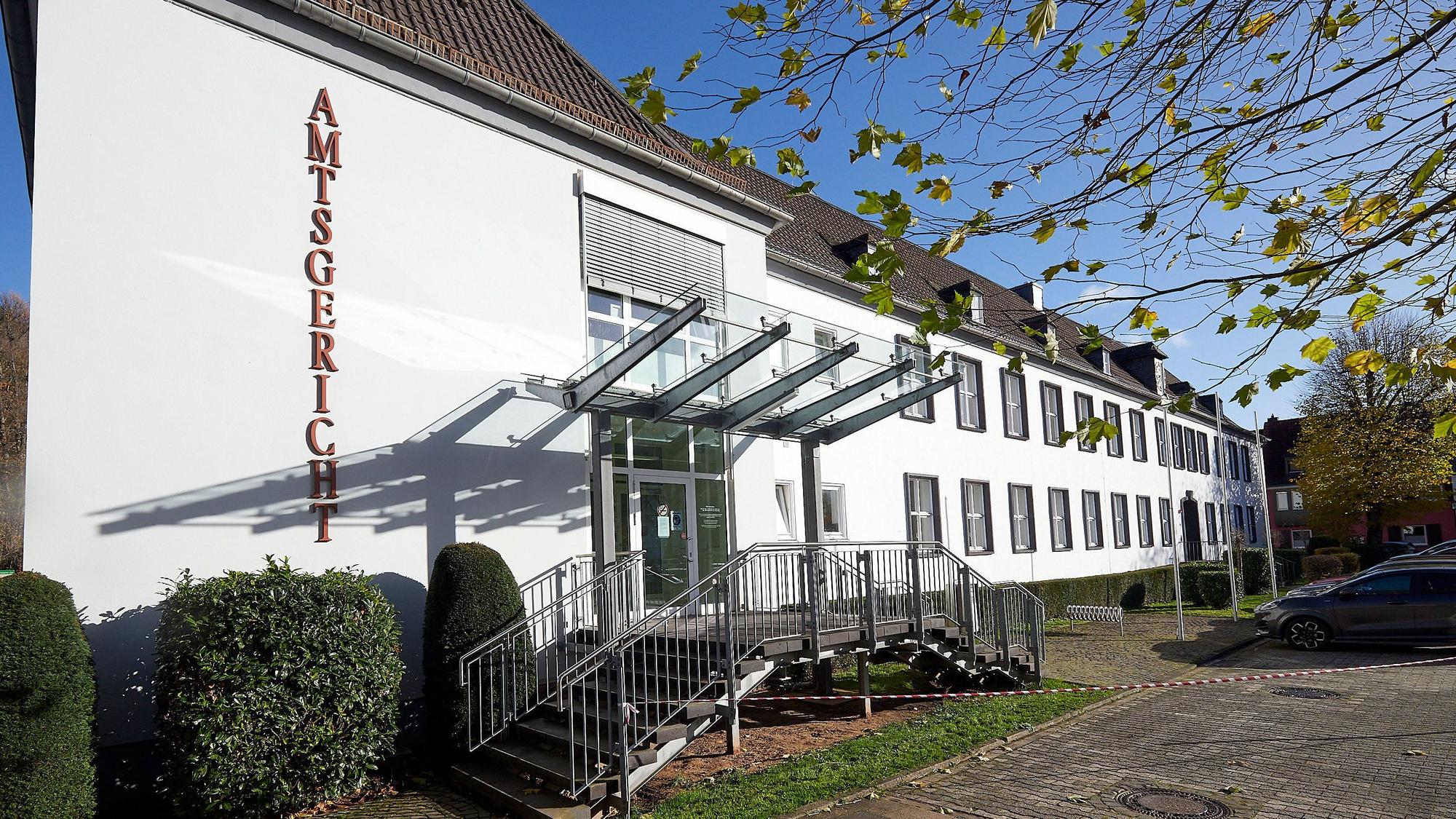 Das Bild zeigt die weiße Front des Amtsgerichts Gemünd.