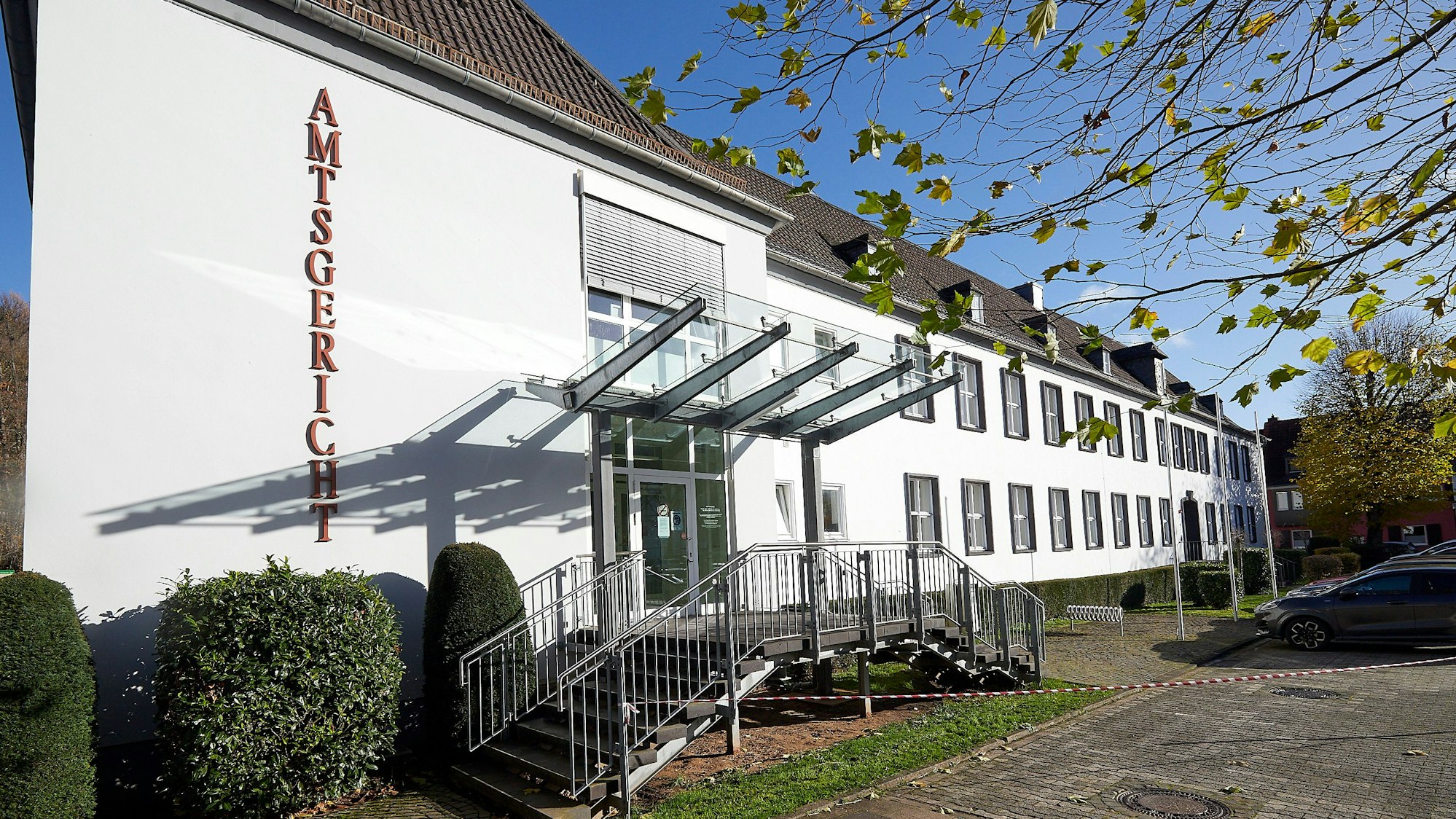 Das Bild zeigt die weiße Front des Amtsgerichts Gemünd.