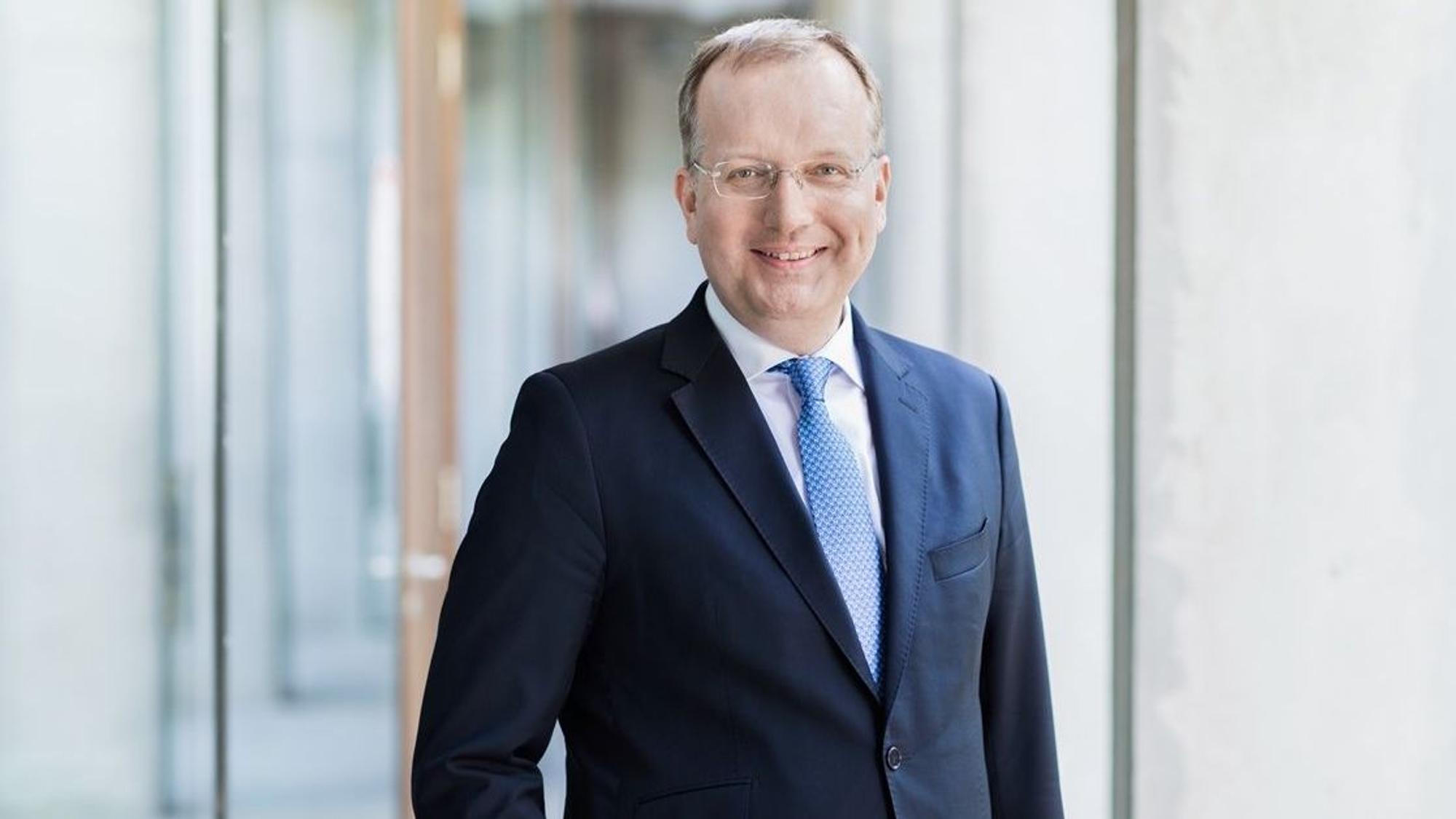 Markus Ogorek, Direktor des Instituts für Öffentliches Recht und Verwaltungslehre an der Universität zu Köln, im blauen Anzug.
