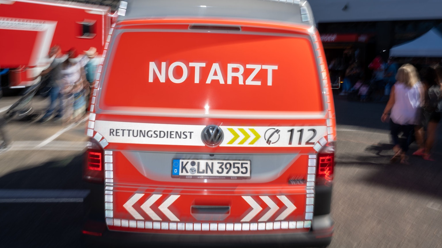 Ein Notarzteinsatzfahrzeug steht am Tag der Feuerwehr auf der Wache Scheibenstraße.