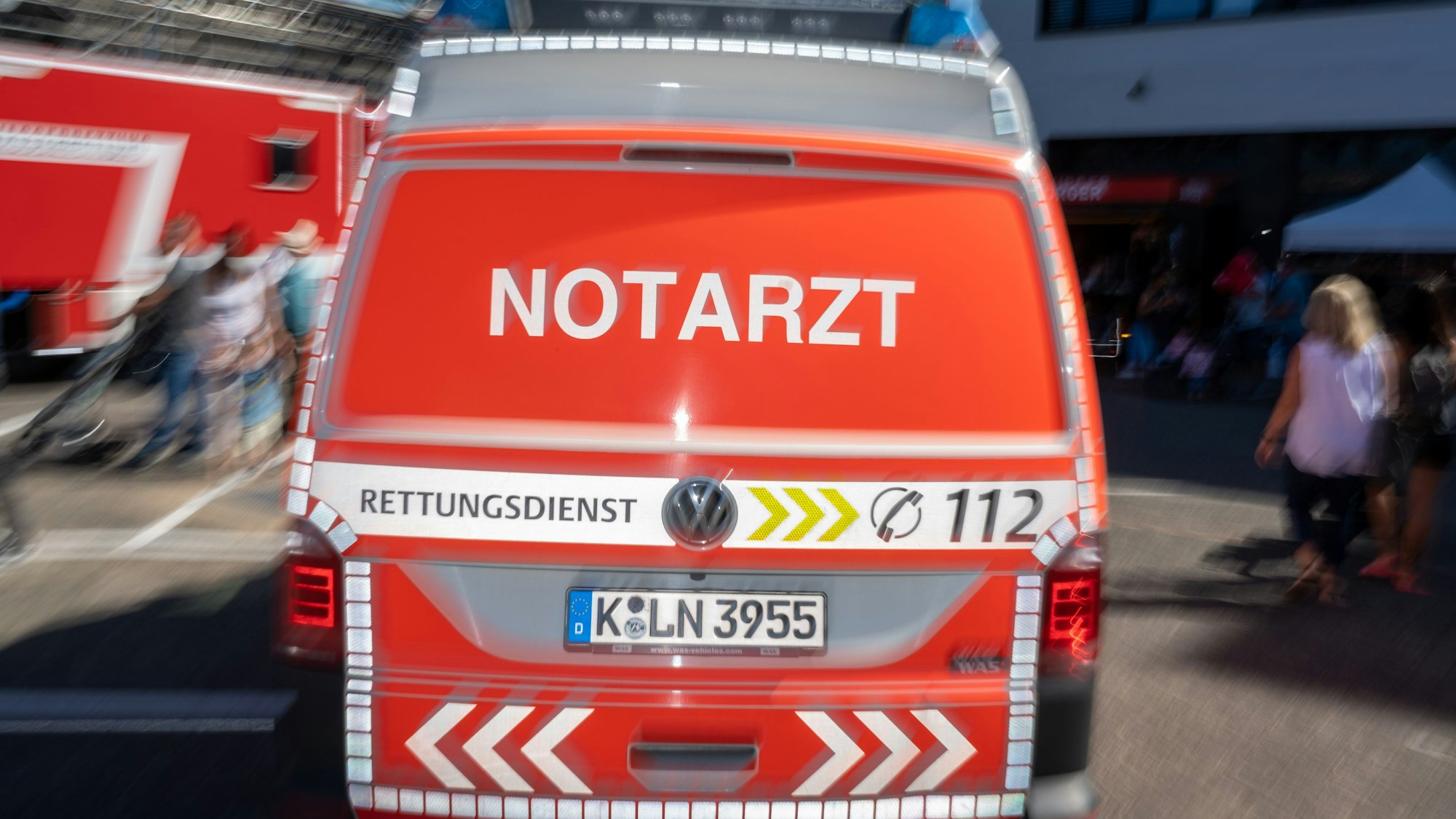 Ein Notarzteinsatzfahrzeug steht am Tag der Feuerwehr auf der Wache Scheibenstraße.