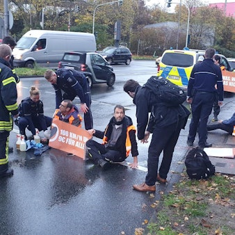 Aktivisten der Gruppe „Letzte Generation" haben sich auf der Inneren Kanalstraße festgeklebt.
