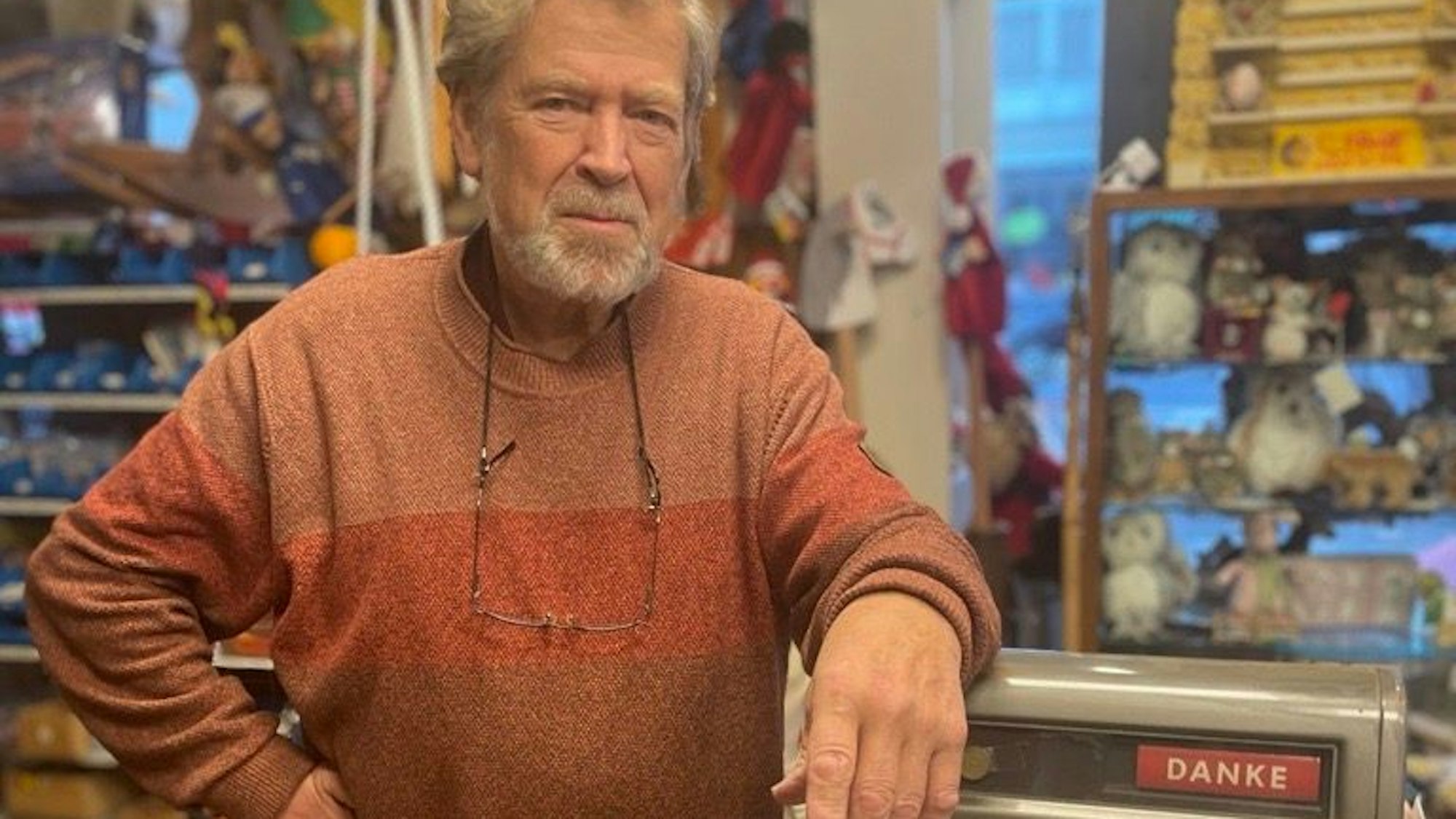 Das Bild zeigt den Spielwarenladen-Inhaber Dieter van Dillen. Es wurde von Alexandra Eul über eine Sammelgesichte zu Spielwarenläden in Köln zur Verfügung gestellt.