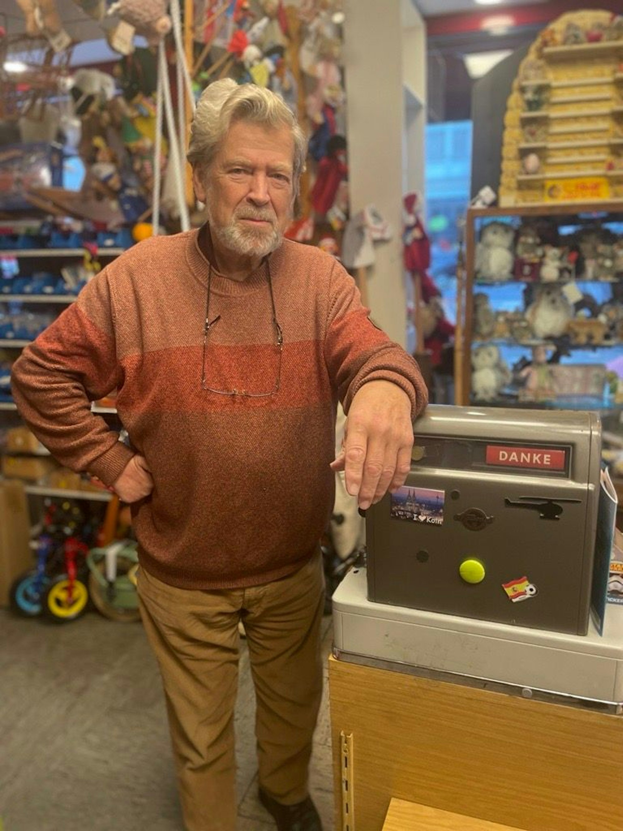 Spielwarenladen-Inhaber Dieter van Dillen in seinem Laden in Kön-Lindenthal.
