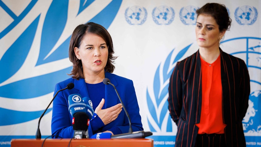 Annalena Baerbock (l.) forderte mit Islands Außenministerin Thordis Kolbrun Reykfjord Gylfadottir die Untersuchung. Baerbock steht am Pult und gestikuliert.