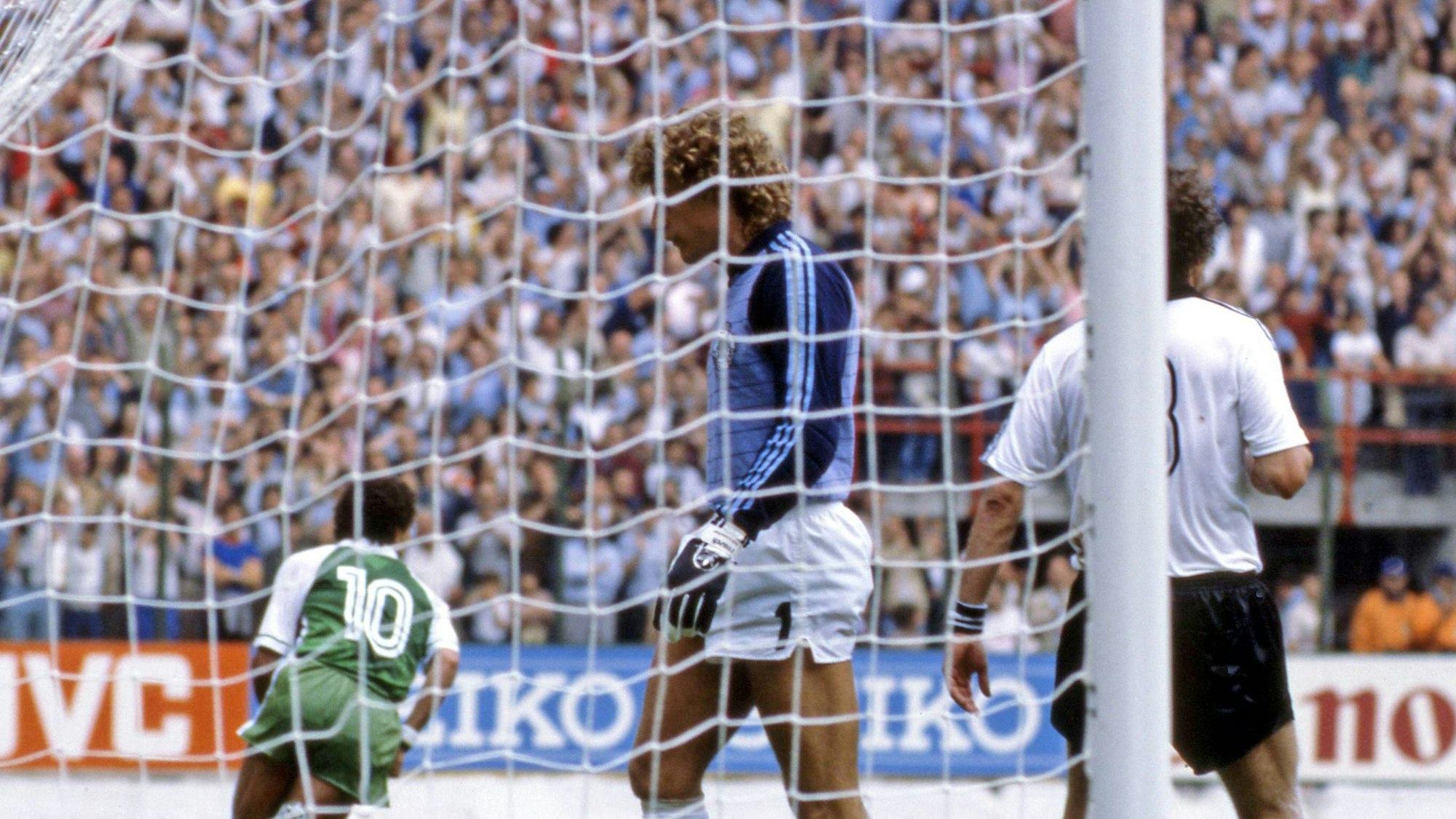 Der algerische Spieler Lakhdar Belloumi dreht jubelnd ab, nachdem er am 15. Juni 1982 das 2:1 für Algerien gegen Deutschland erzielt hat.