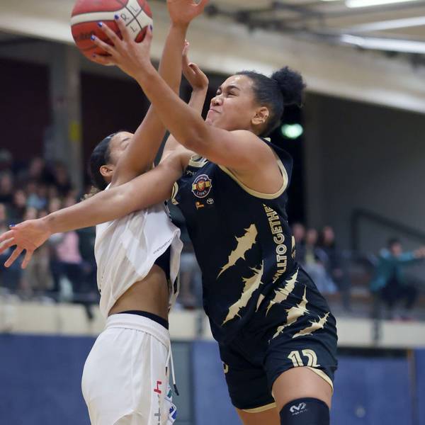 Mit dem Ball in der Hand setzt sich die Rheinland Lions Spielerin Anna Lappenküper gegen ihre Gegenspielerin unter dem Korb durch.
