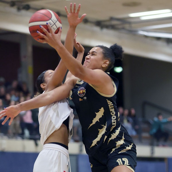 Mit dem Ball in der Hand setzt sich die Rheinland Lions Spielerin Anna Lappenküper gegen ihre Gegenspielerin unter dem Korb durch.