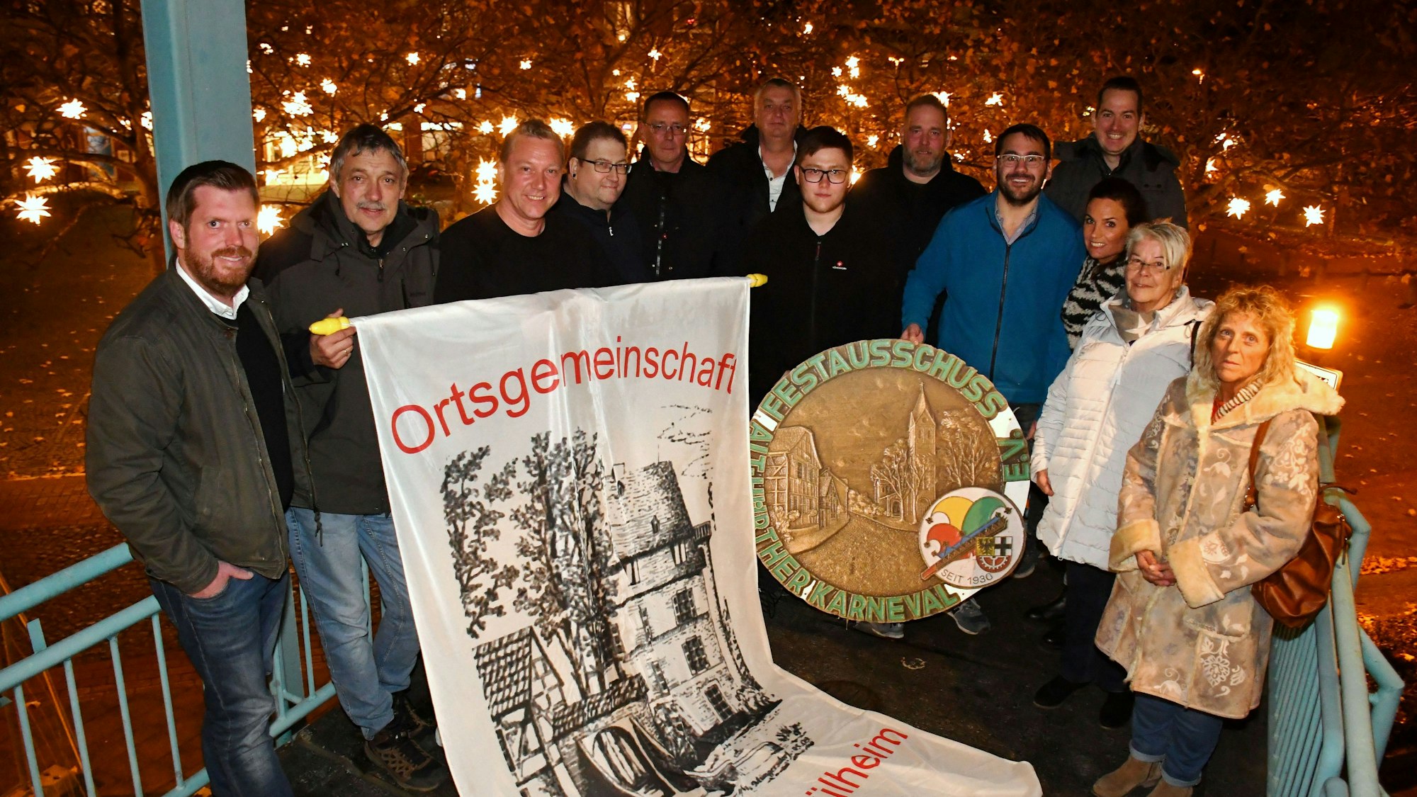 Vertreter der beiden Karnevalsgesellschaft halten ein gemeinsames Plakat in die Luft.