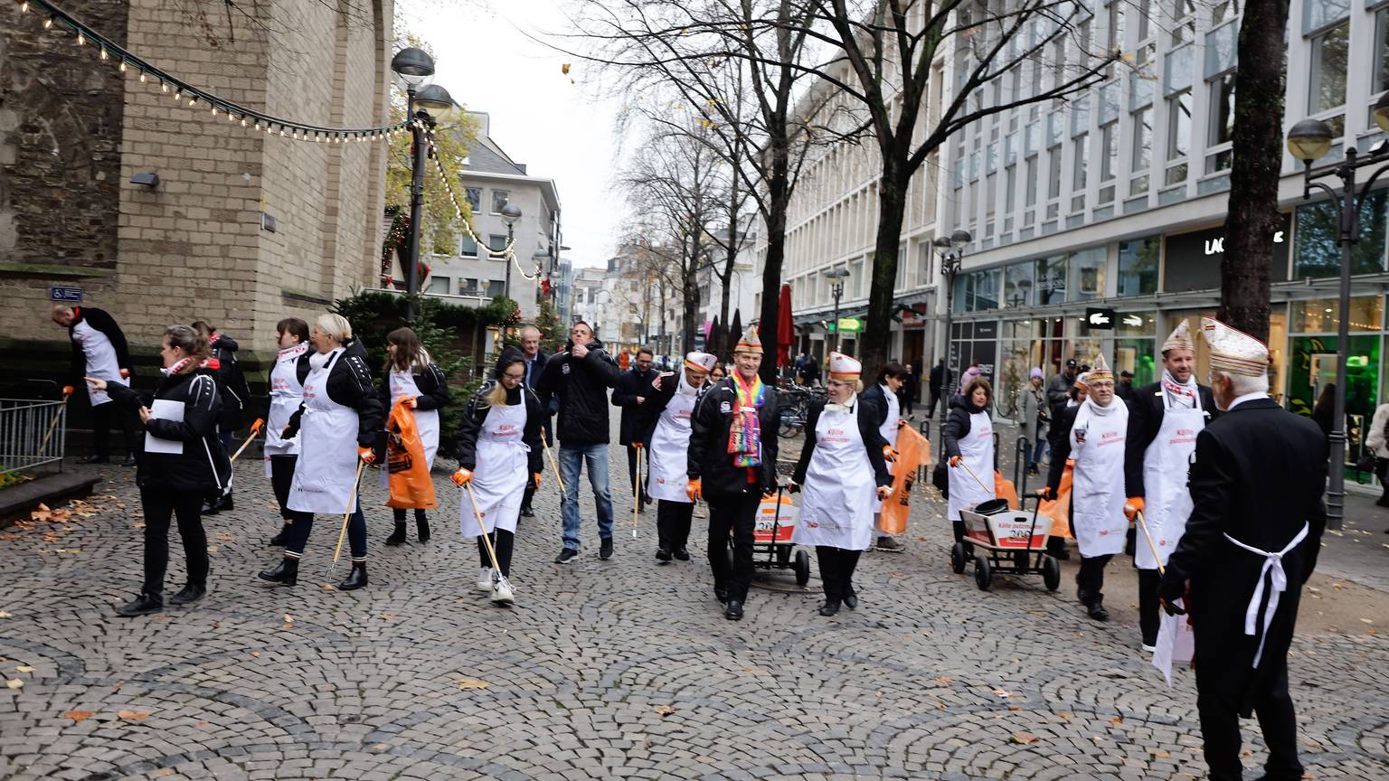18.11.2022, Köln:Die Putzmunter Aktion der Karnevalsgesellschaft: 'Die Grosse von 1823' in der Kölner Innenstadt.Foto:Dirk Borm
