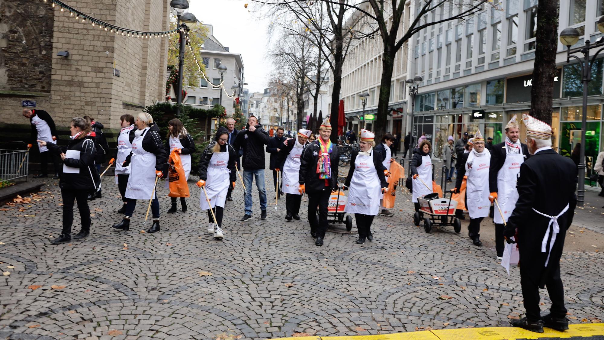 18.11.2022, Köln:Die Putzmunter Aktion der Karnevalsgesellschaft: 'Die Grosse von 1823' in der Kölner Innenstadt.Foto:Dirk Borm