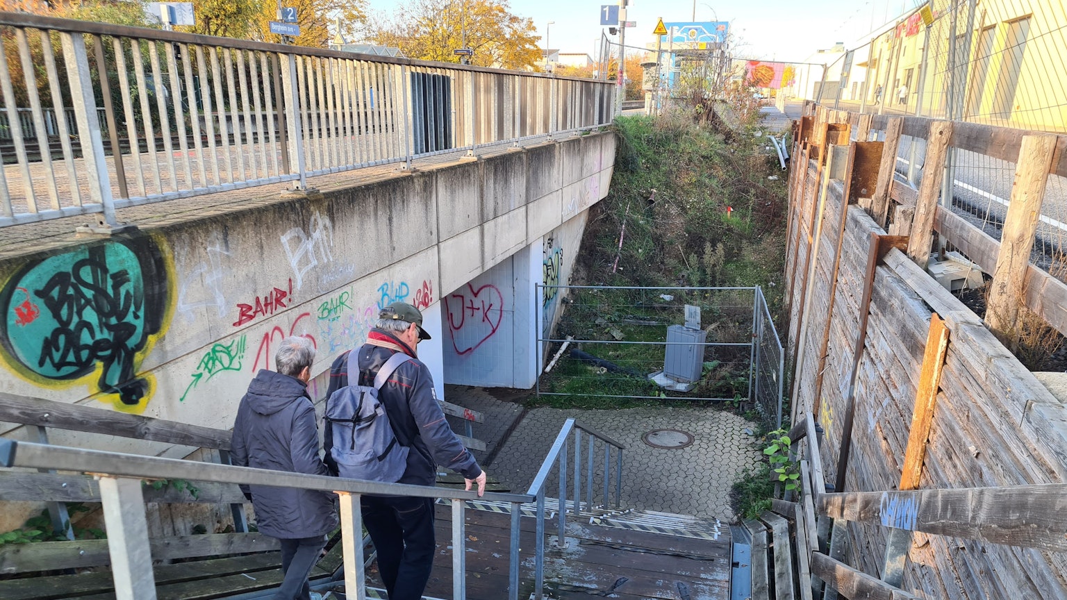 Pendler steigen die Treppe vom Bahngleis zur Unterführung des Bahnhofs hinab.