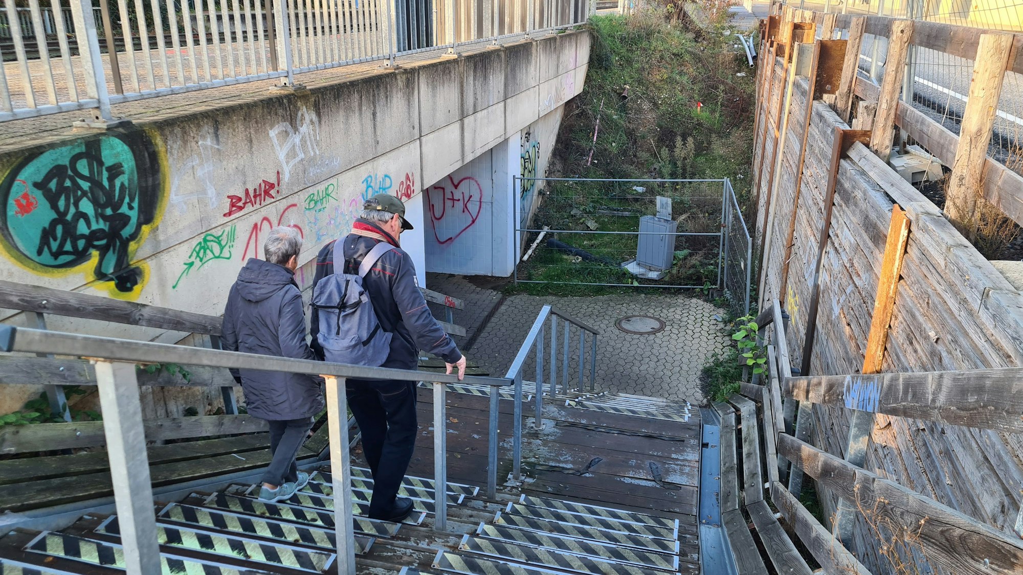 Pendler steigen die Treppe vom Bahngleis zur Unterführung des Bahnhofs hinab.