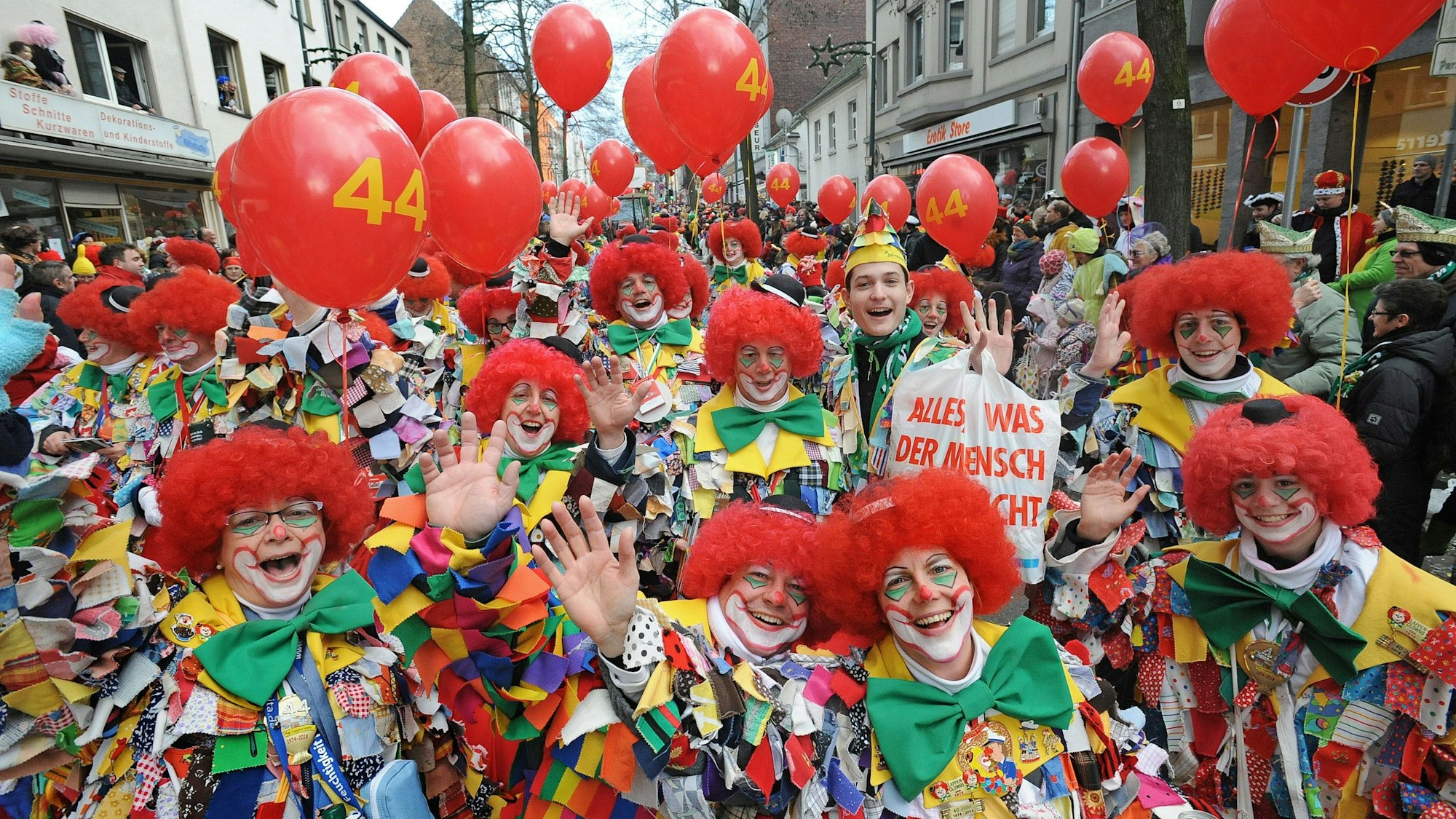 Farbenfrohe Lappenclowns der Karnevalsfreunde Manfort beim Wiesdorfer Karnevalszug im Jahr 2018