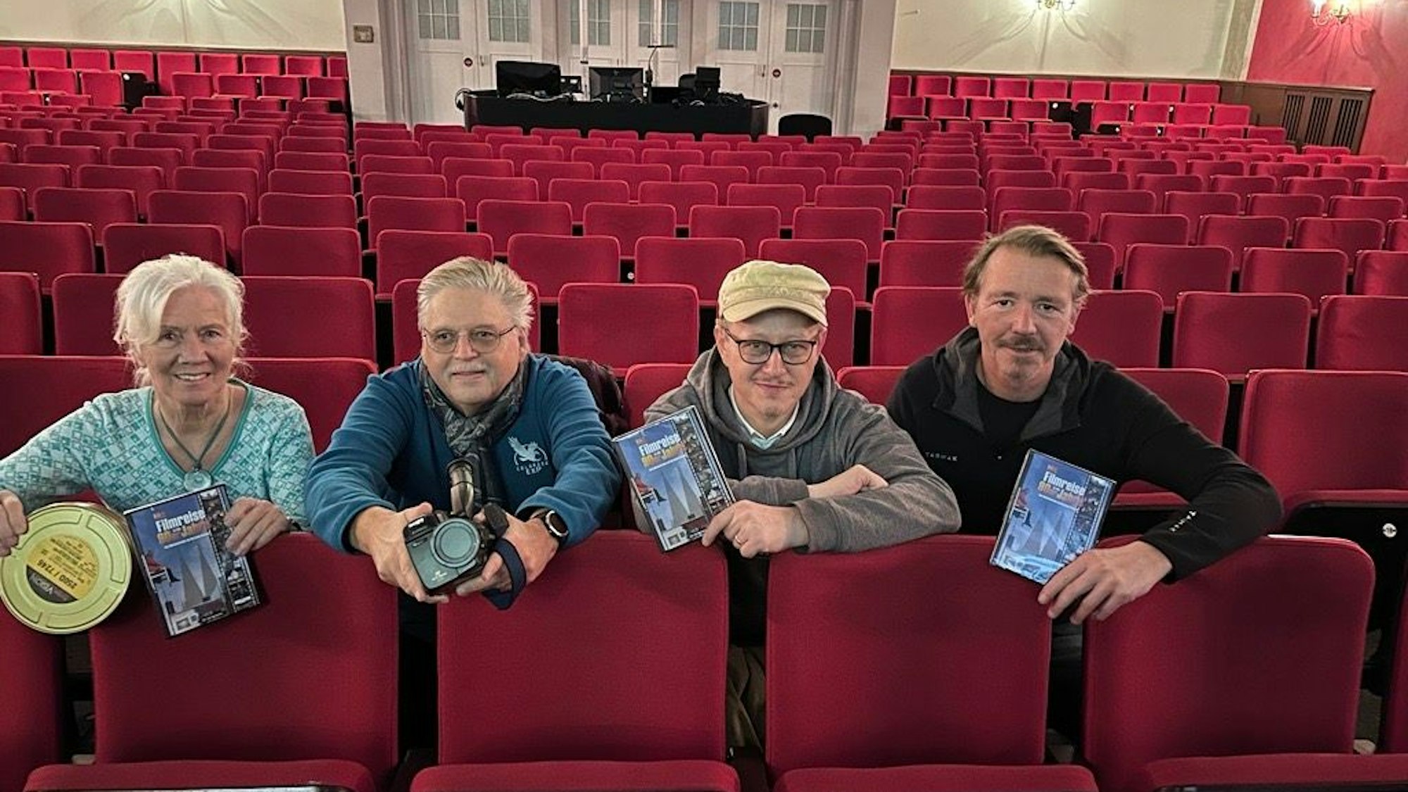 Wilma Overbeck, Antonio Skorniewski, Aateurfilmer und Vorsitzender des Club Kölner Filmer, Thomas Reinert und Hermann Rheindorf (von links) sitzen im Kinosaal der Kölner Volksbühne am Rudolfplatz.