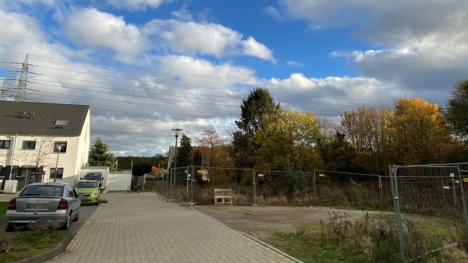 Die Straße „Am Krausbaum“ in Köln-Wahn: Hier soll neuer Wohnraum entstehen.
