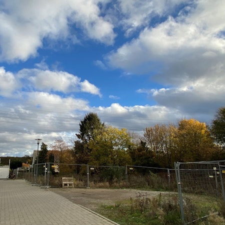 Die Straße „Am Krausbaum“ in Köln-Wahn: Hier soll neuer Wohnraum entstehen.