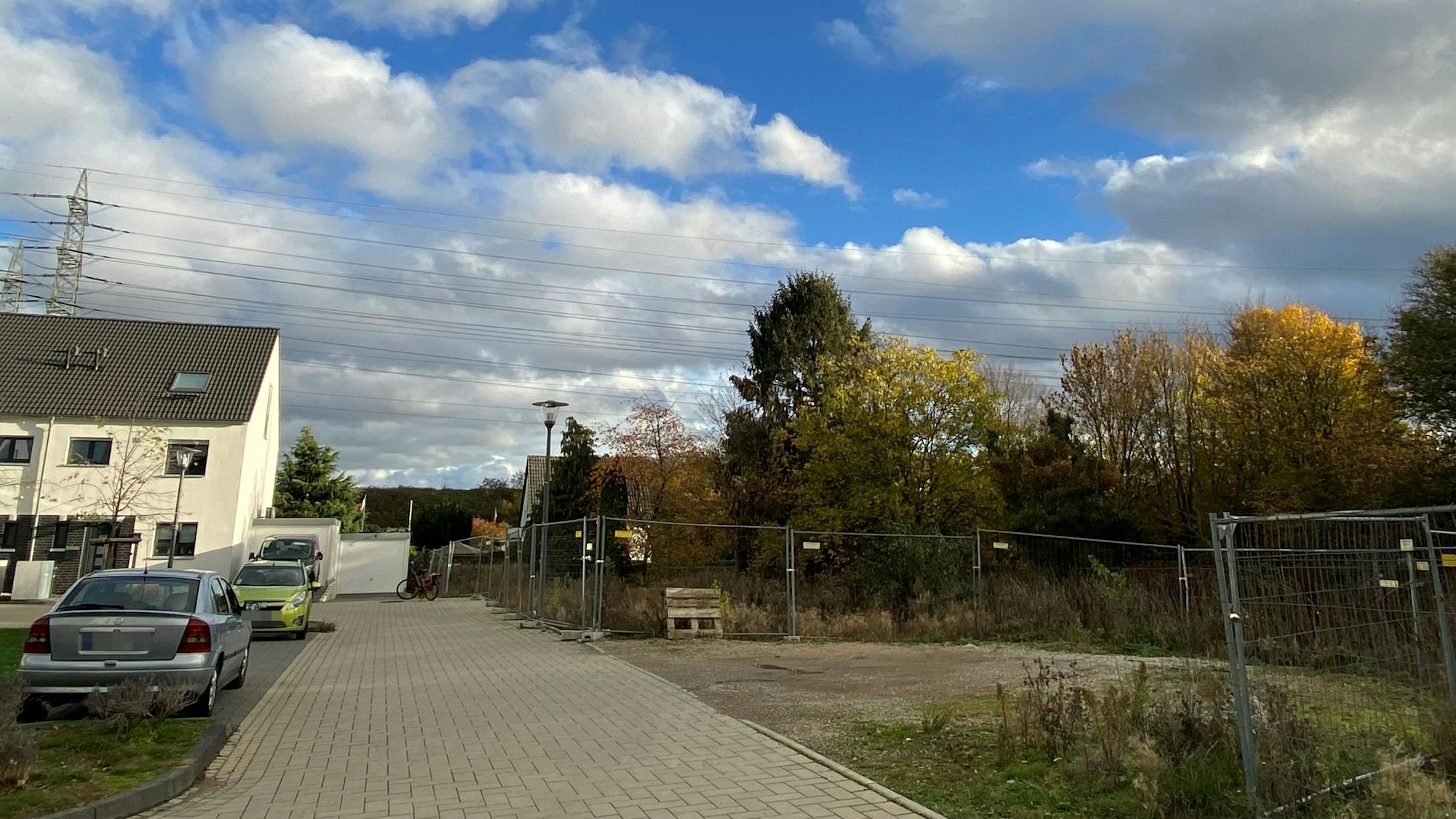 Die Straße „Am Krausbaum“ in Köln-Wahn: Hier soll neuer Wohnraum entstehen.