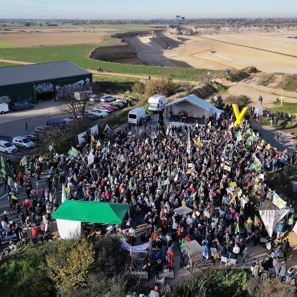 Die Drohnenaufnahme zeigt Demonstrationsteilnehmer dicht an der Kante des Tagebaues bei Erkelenz.