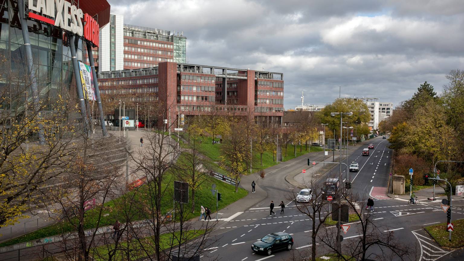 Die Gummersbacher Straße an der Lanxess-Arena soll von vierspurig auf zweispurig zurückgebaut werden.