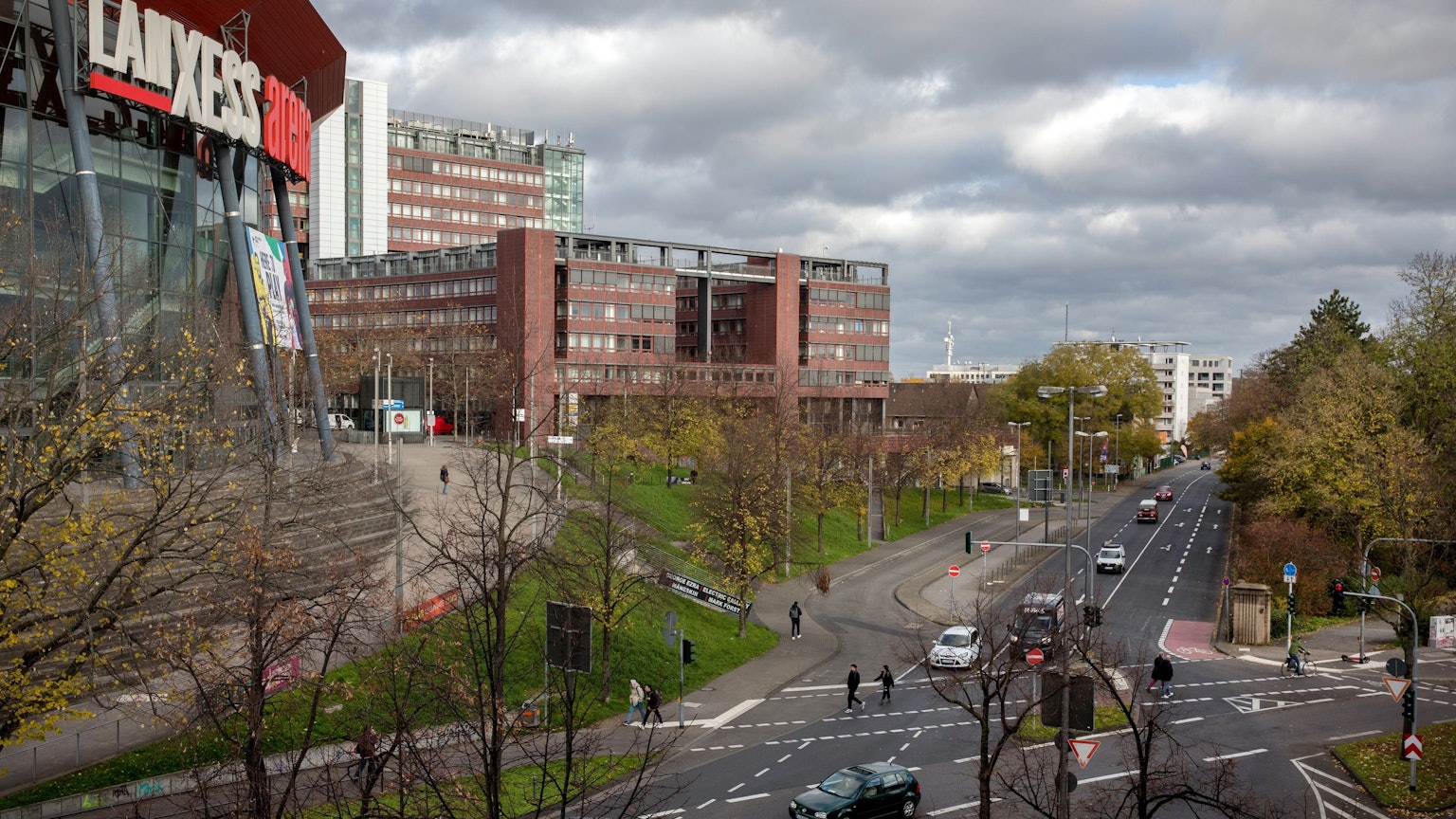 Die Gummersbacher Straße an der Lanxess-Arena soll von vierspurig auf zweispurig zurückgebaut werden.