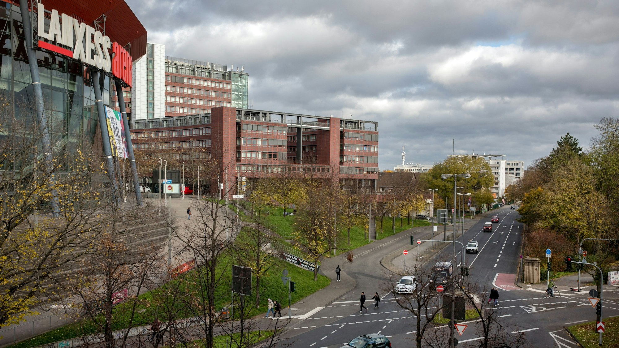 Die Gummersbacher Straße in Köln-Deutz an der Lanxess-Arena.