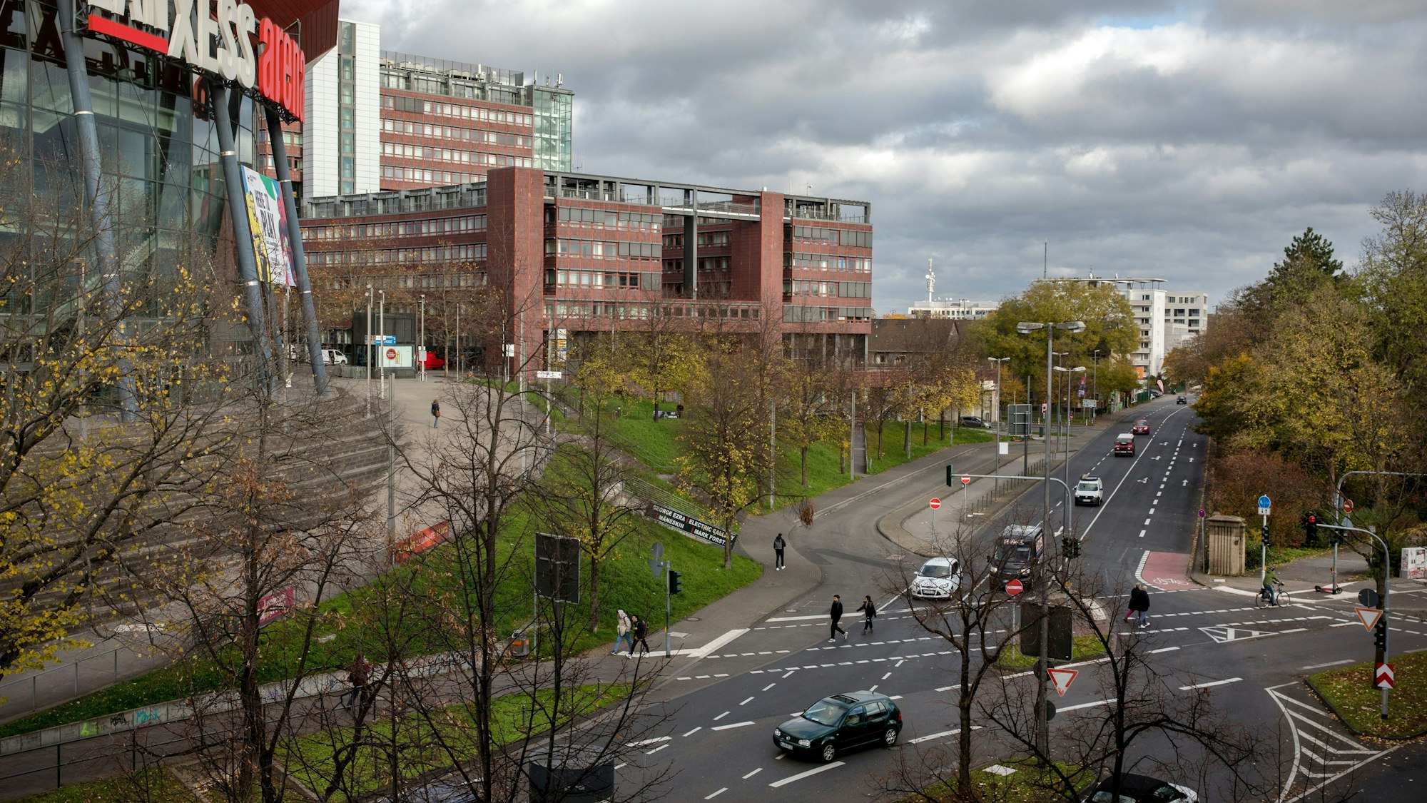 Die Gummersbacher Straße an der Lanxess-Arena soll von vierspurig auf zweispurig zurückgebaut werden.