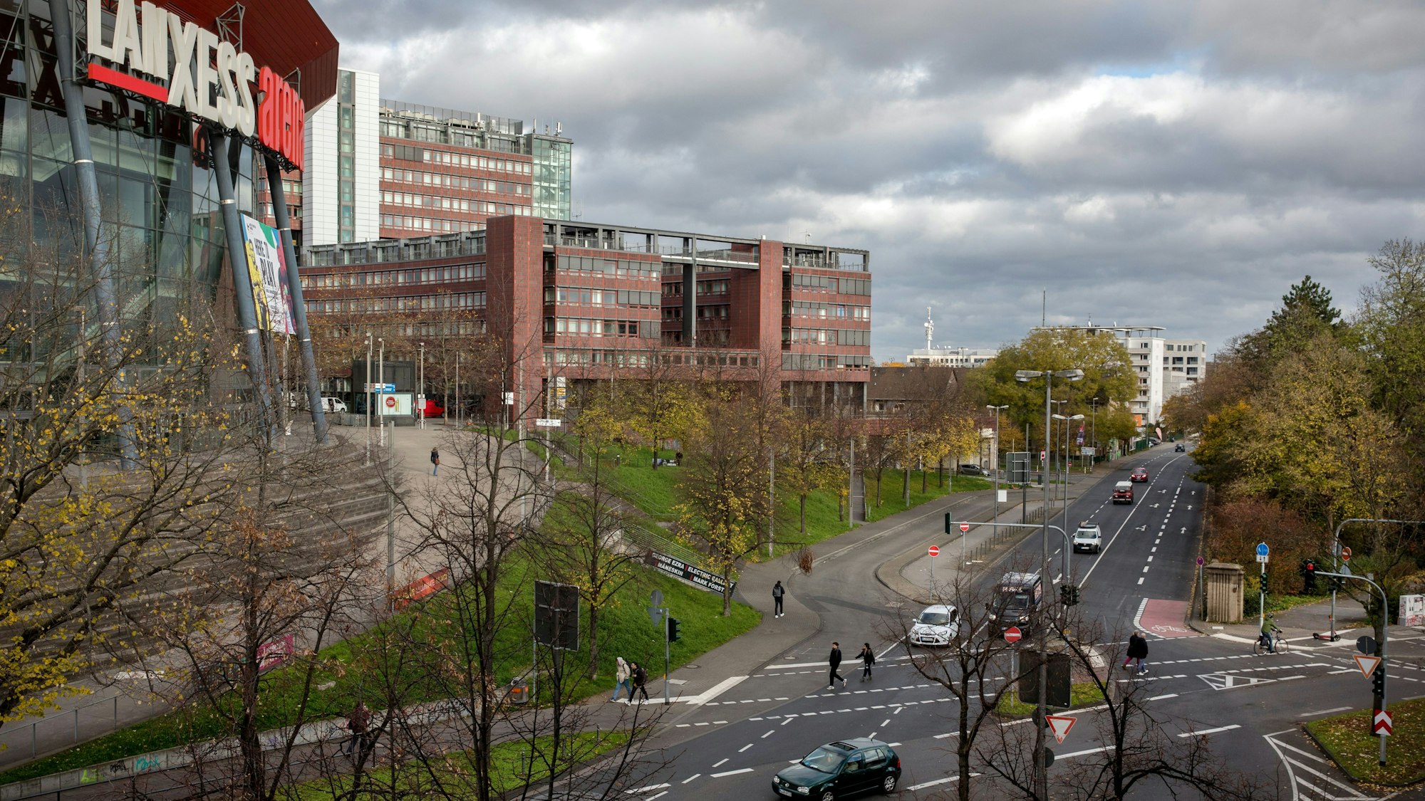 Blick auf die mehrspurige Gummersbacher Straße in Höhe der Lanxess-Arena. Im Hintergrund das Stadthaus Deutz.