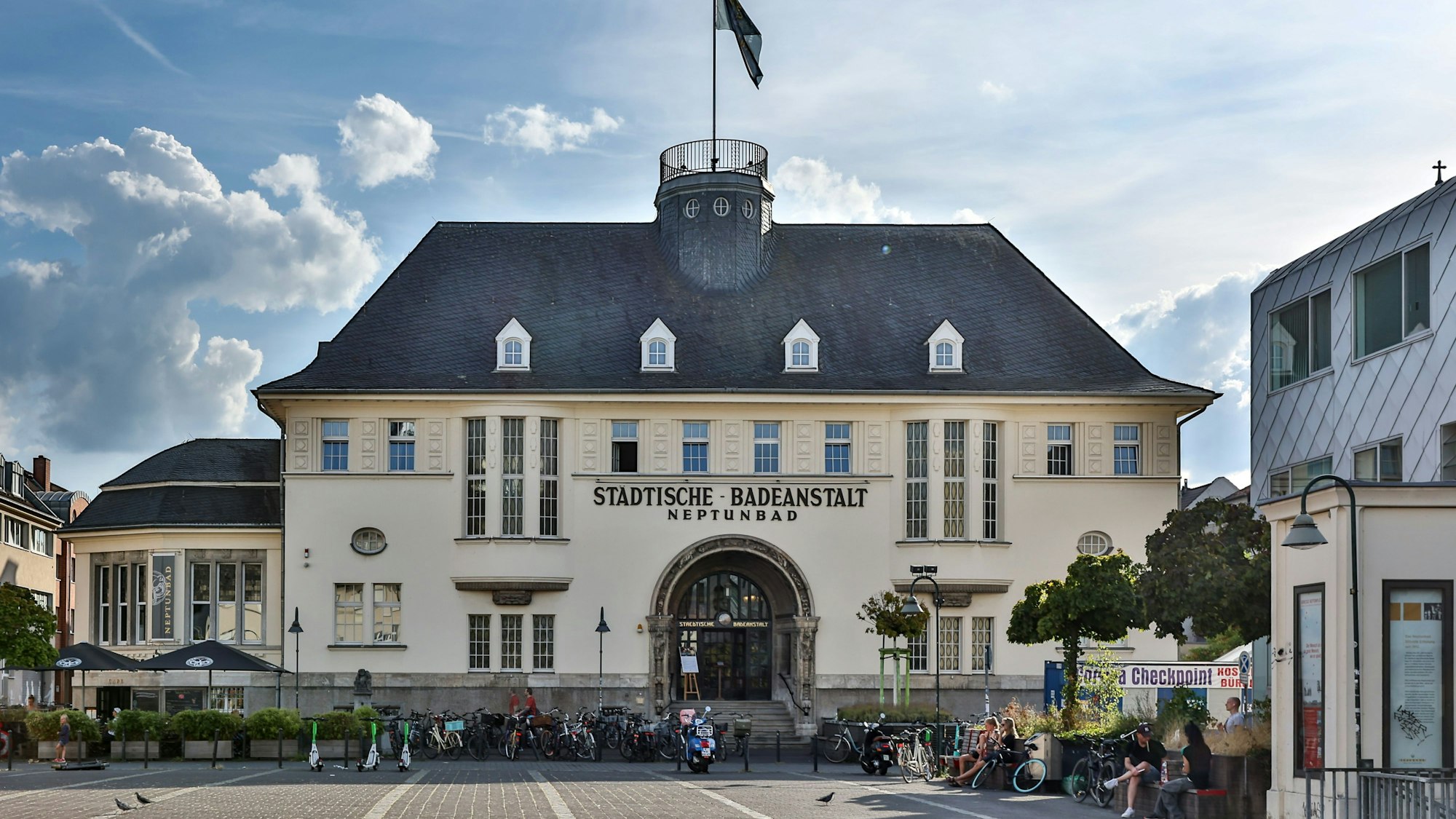 Das Neptunbad in Köln-Ehrenfeld von außen.