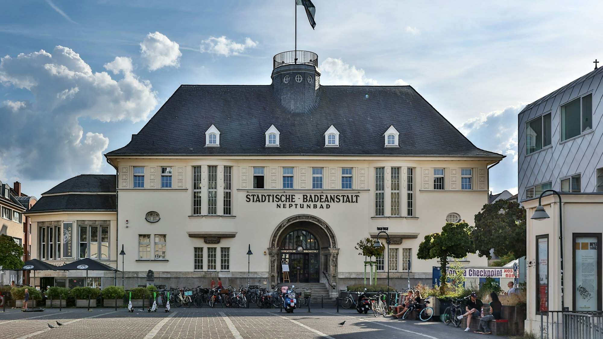 Außenansicht des Neptunbades in Köln-Ehrenfeld