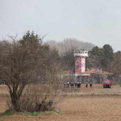 Griechische Sicherheitskräfte stehen mit Helmen und Schutzschilden ausgerüstet am Grenzzaun zur Türkei. (Symbolbild)