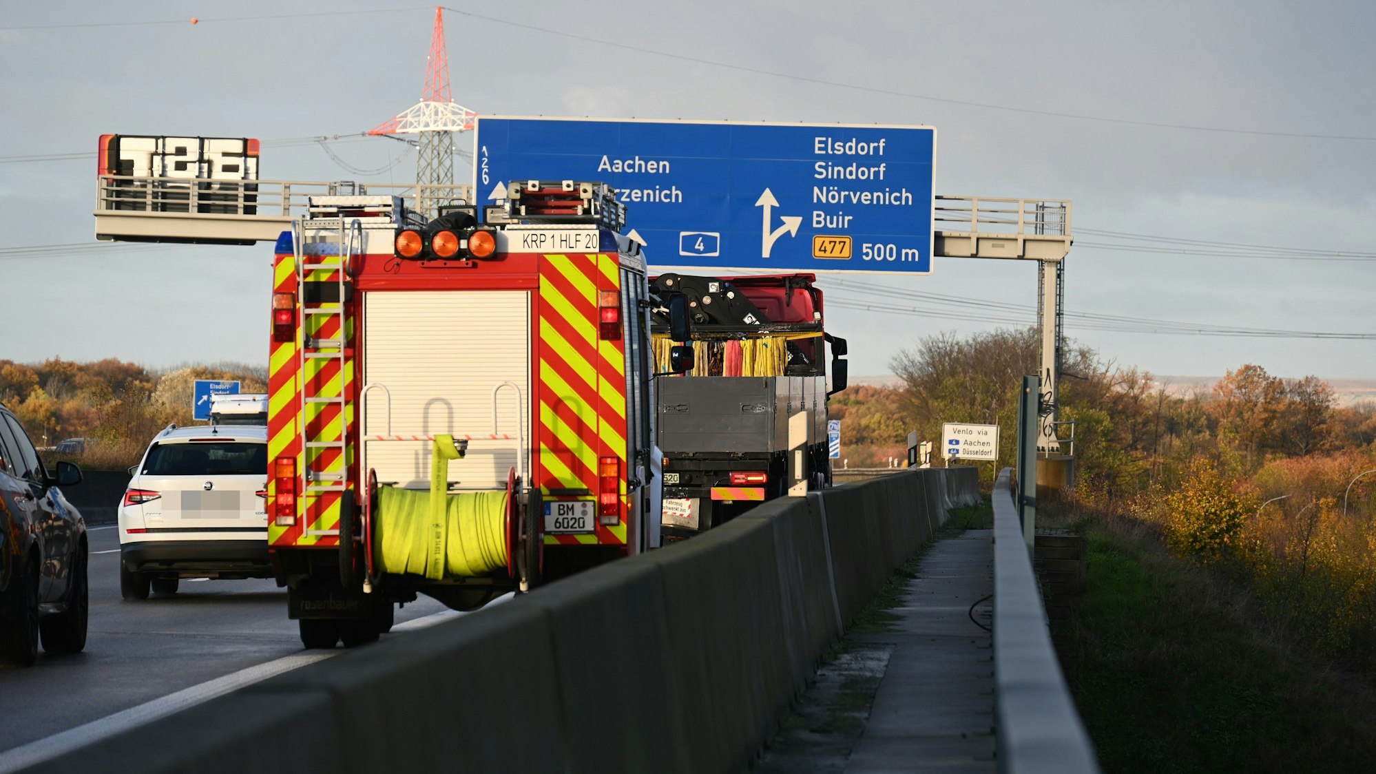 24.11.2022-ker-Unfall auf der A4 in Fahrtrichtung Aachen kurz vor der Ausfahrt Elsdorf. Auf der linken Fahrspur ist ein Sprinter auf einen LKW aufgefahren. Der Sprinterfahrer wurde bei dem Unfall verletzt und es gab einen Rückstau von ca. 3 km Länge.