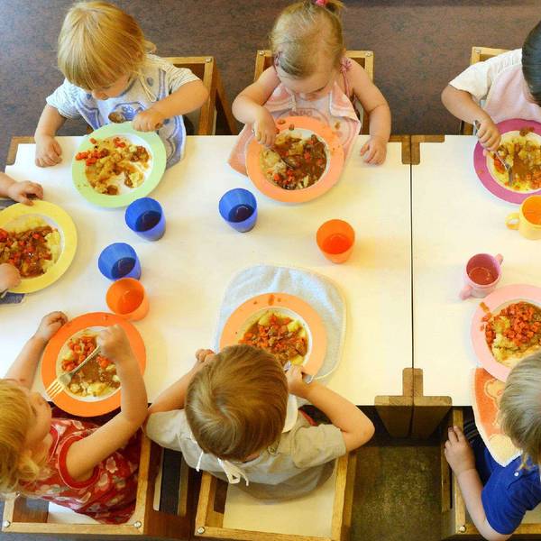 Kita-Kinder beim Mittagessen.