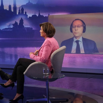 Carlo Masala (Militärexperte) diskutiert mit Sandra Maischberger und dem zugeschalteten Boris Bondarew (russischer UN-Diplomat) über die Lage in der Ukraine.