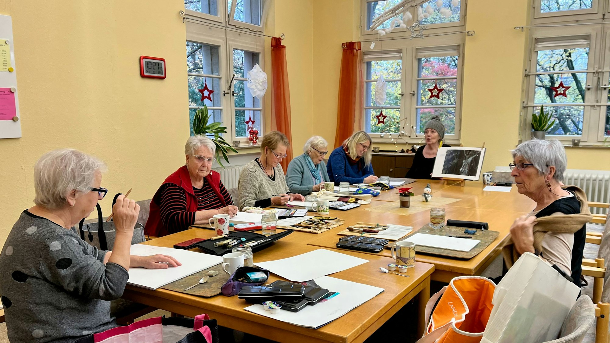 Sieben Frauen üben sich in einem Zimmer der Doktorsburg im Aquarellmalen
