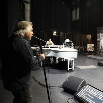 Der Sänger und Musiker steht bei der Bandprobe am Mikrofon.