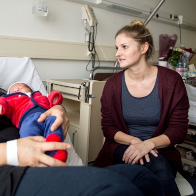 Babylotsin Anne Mellinger (rechts) unterhält sich mit Mutter Makai Tukhy, die ihr Neugeborenes auf dem Arm hält.
