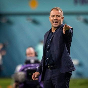 Bundestrainer Hansi Flick gestikuliert am Spielfeldrand während des Auftaktspiels der deutschen Nationalmannschaft am Mittwoch gegen Japan.