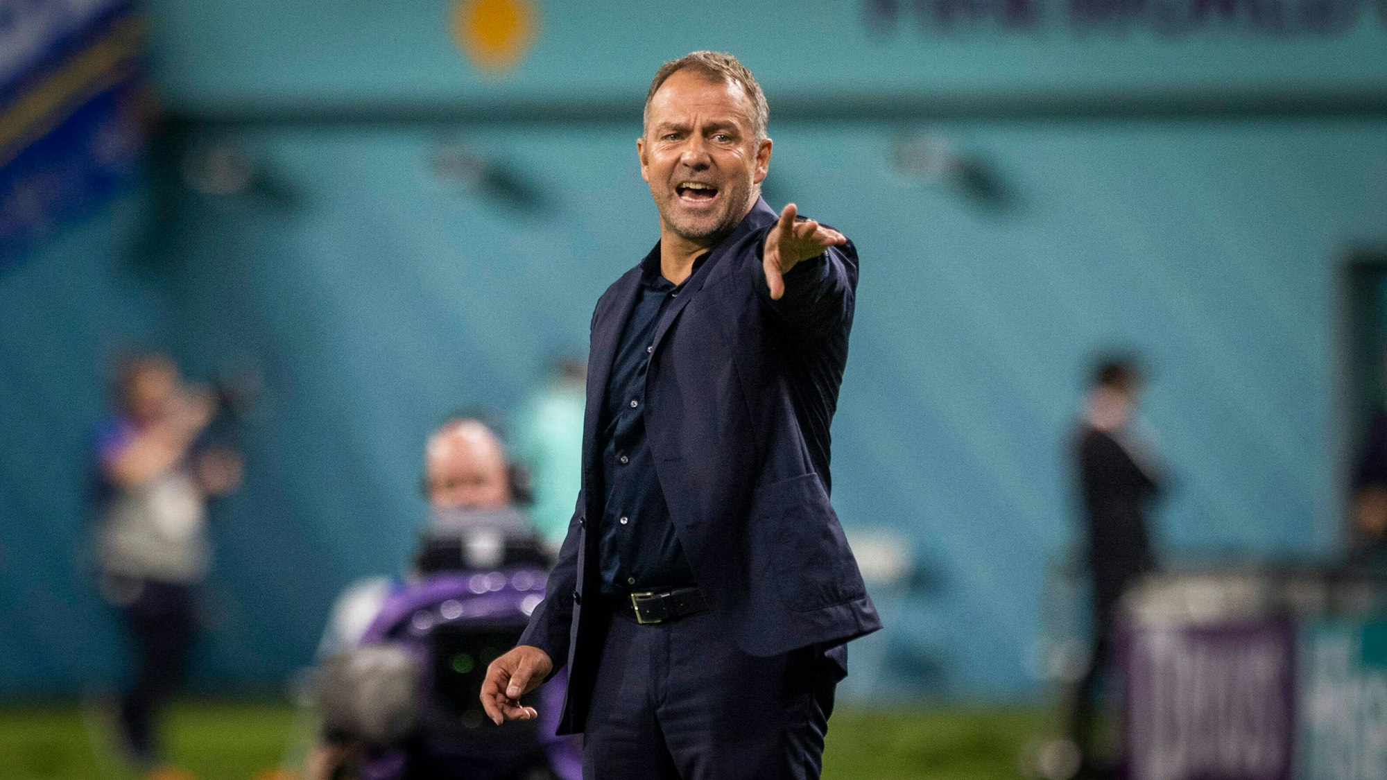 Bundestrainer Hansi Flick gestikuliert am Spielfeldrand während des Auftaktspiels der deutschen Nationalmannschaft am Mittwoch gegen Japan.