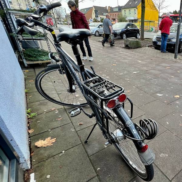 Abgestelltes Fahrrad vor dem Edeka-Markt an der Wupperstraße in Rheindorf