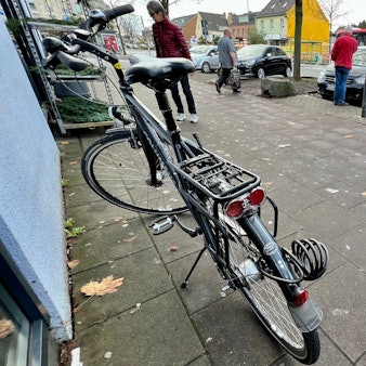 Abgestelltes Fahrrad vor dem Edeka-Markt an der Wupperstraße in Rheindorf