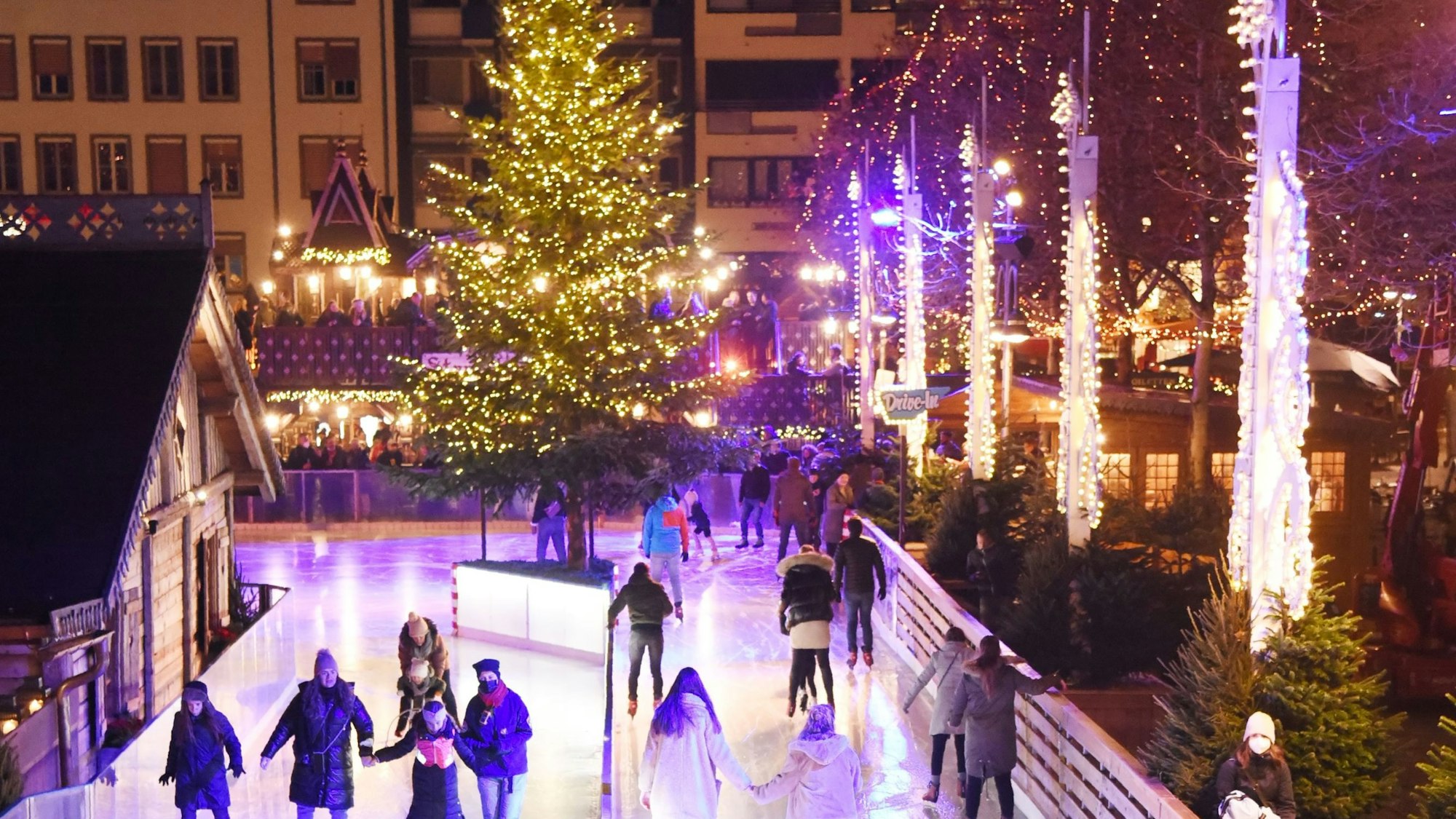 Weihnachtsmarkt mit Eisbahn auf dem Heumarkt.
