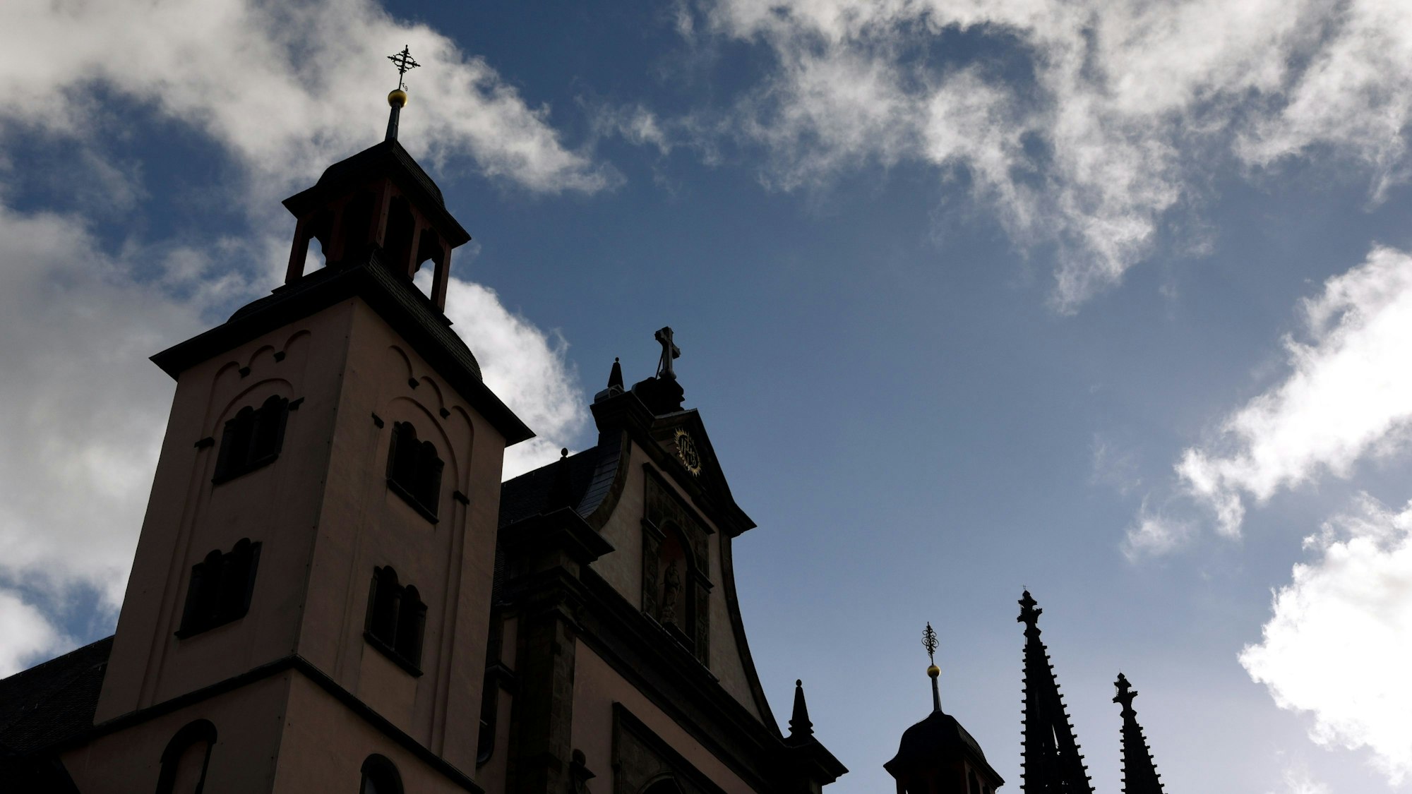 Im Vordergrund die Kirche St. Mariä Himmelfahrt, im Hintergrund sind die Spitzen des Kölner Doms.